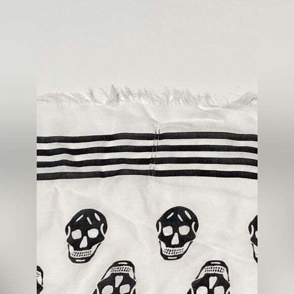 Alexander McQueen scarf in fabric with Skull print - Picture 10 of 15